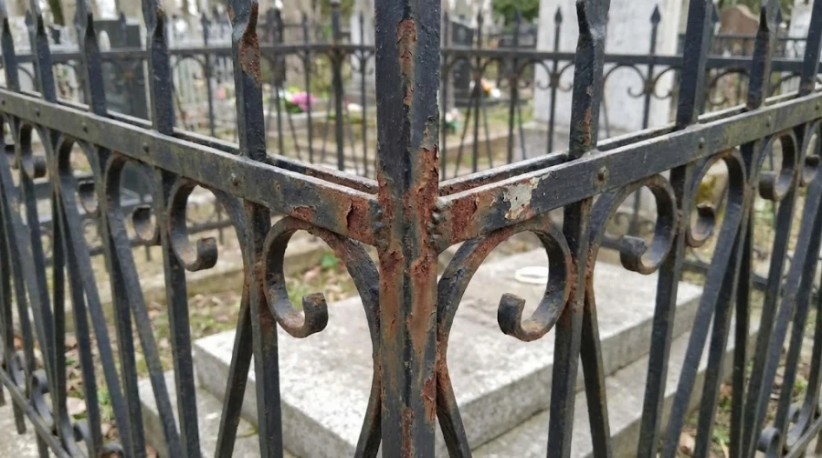 korroziya-na-metallicheskoj-ograde